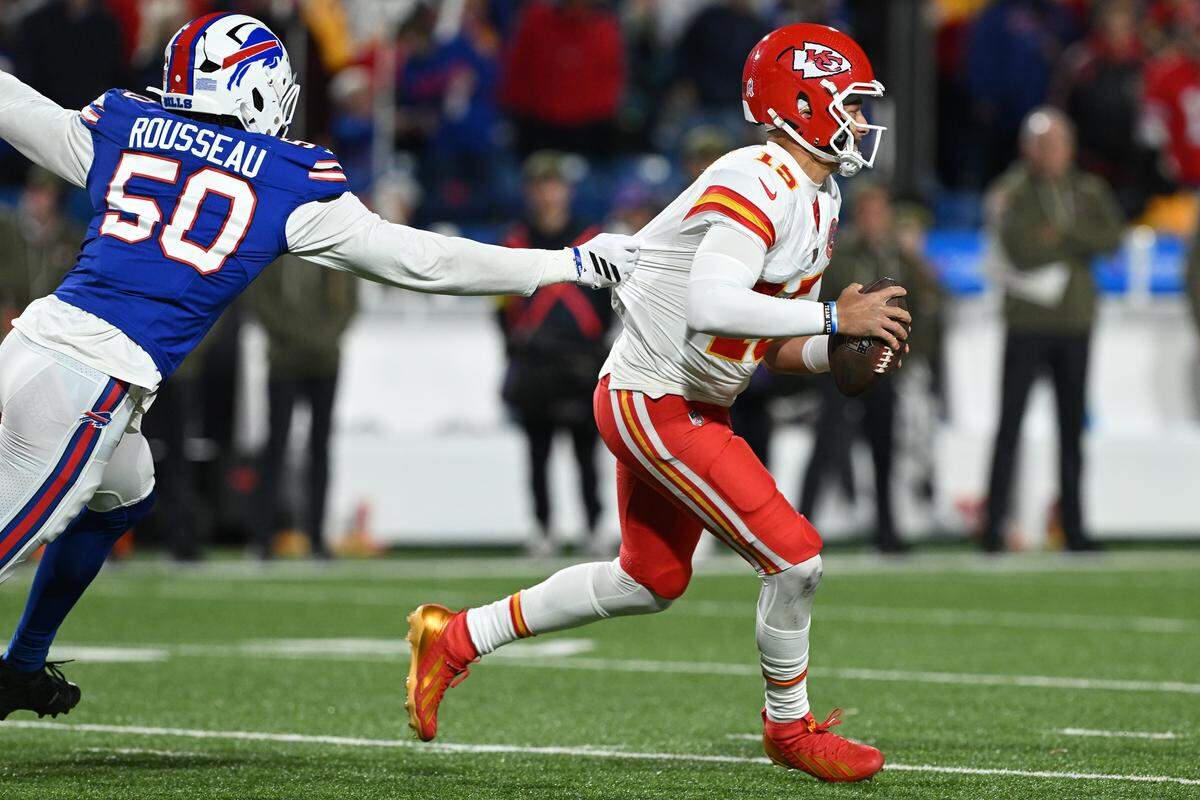 Buffalo Bills defensive end Greg Rousseau gets a handful of Kansas City Chiefs QB Patrick Mahomes’ jersey during an NFL Week 9 game at Highmark Stadium in Orchard Park, New York, on Sunday, Nov. 2, 2025.
