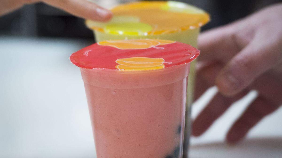Locally owned DragonFly Tea Zone offers a variety of bubble teas, tea lattes, fresh juice, smoothies, crepes and ice cream.