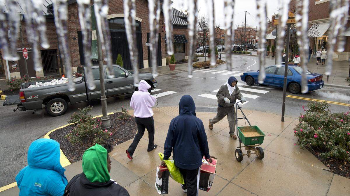 Zona Rosa, a Northland shopping district near I-29 and Barry Road, is in default on its mortgage. Platte County taxpayers may have to kick in $500,000 later this year to cover debt payments to bondholders.