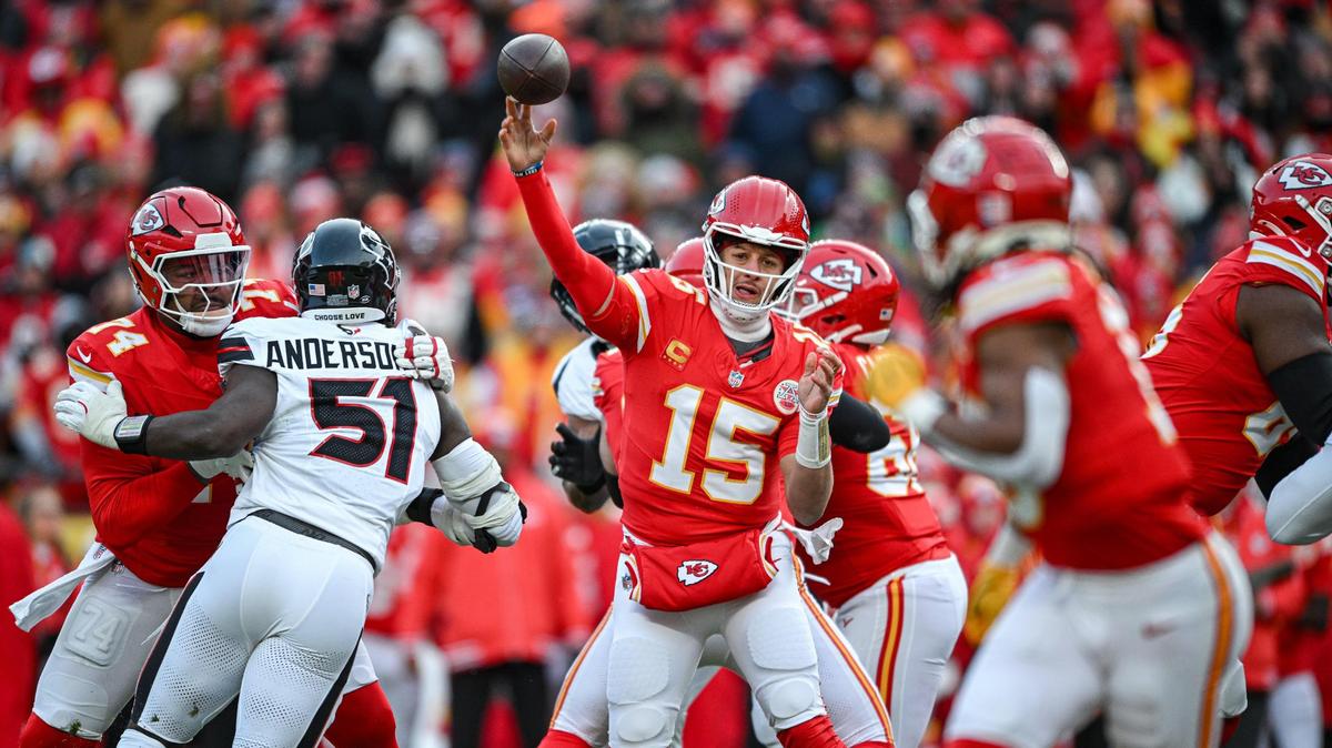 Kansas City Chiefs quarterback Patrick Mahomes (15) throws to running back Isiah Pacheco (10) during the AFC Divisional Round playoff game against the Houston Texans on Saturday, Jan. 18, 2025, at GEHA Field at Arrowhead Stadium.