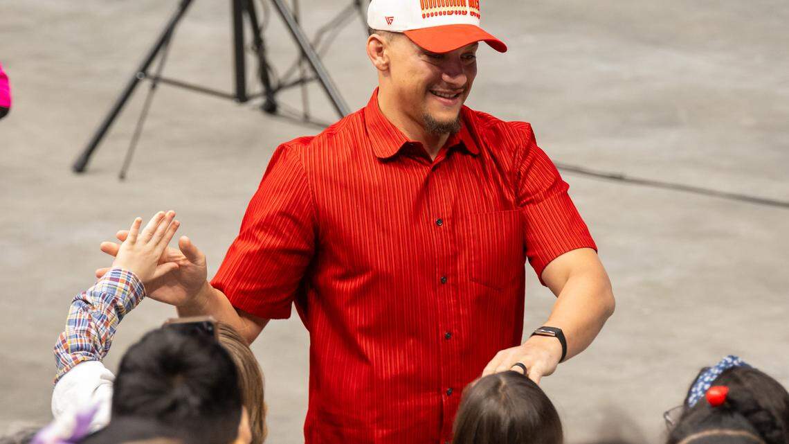 Chiefs’ Patrick Mahomes took break from rehab to read to kids. About 3,000 of them