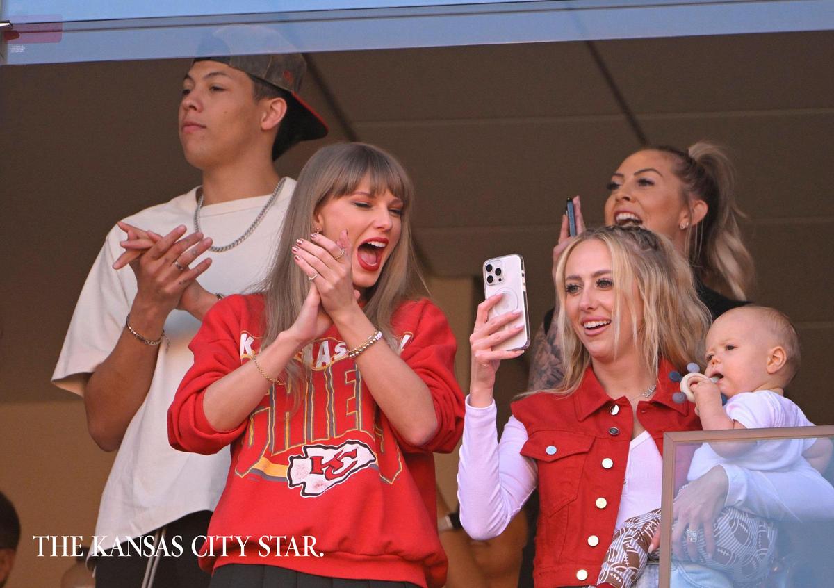 Taylor Swift wore an “87” friendship bracelet to a Chiefs game in October.