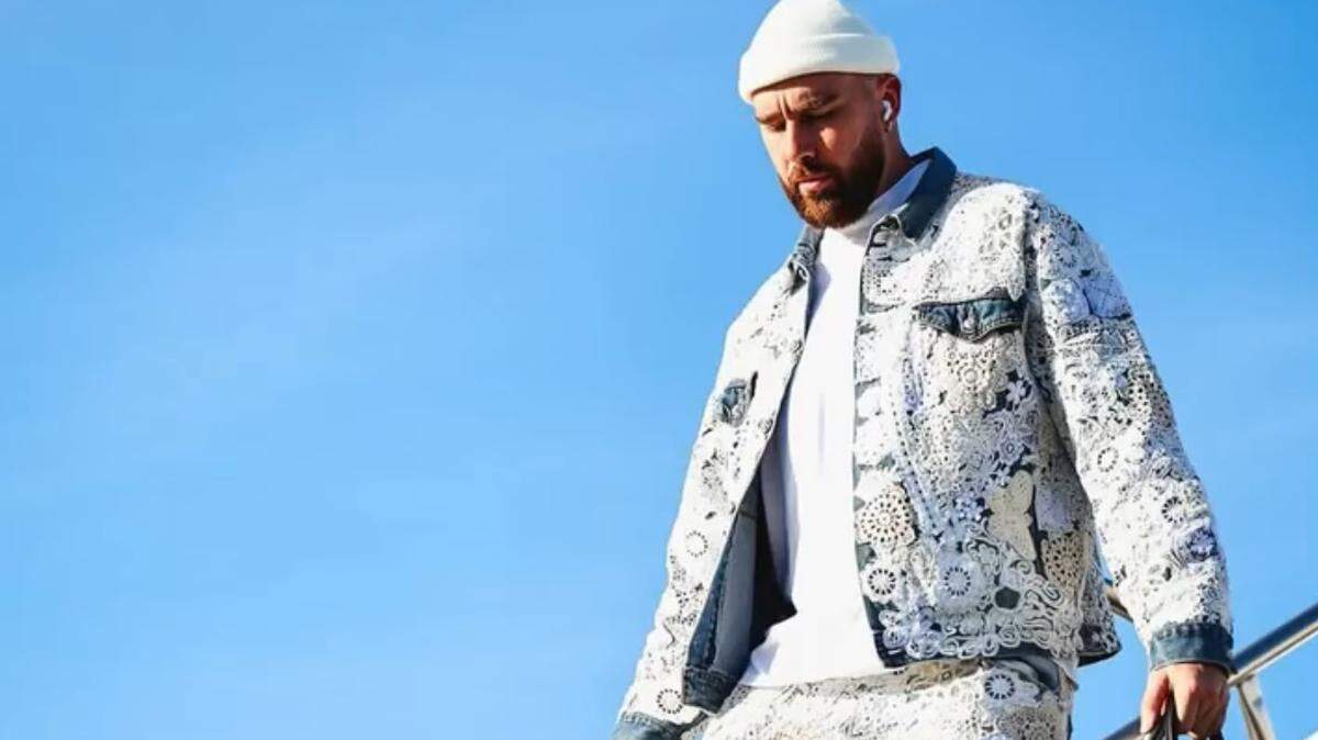 Travis Kelce had Taylor Swift fans discussing his Canadian tuxedo when he arrived Saturday in Cleveland ahead of the Chiefs-Brown’s game.
