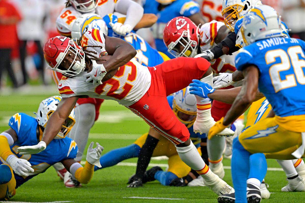 Kansas City Chiefs running back Kareem Hunt (29) carries the ball to the 3 yard line and scored a touchdown on the next play in the second half against the Los Angeles Chargers at SoFi Stadium.