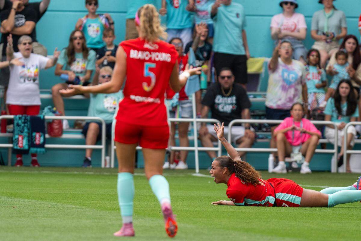 Current forward Michelle Cooper (17) protests after getting knocked to the ground by a Boston Legacy FC player during KC’s 1-0 victory on Saturday, May 30, 2026 at CPKC Stadium in Kansas City.