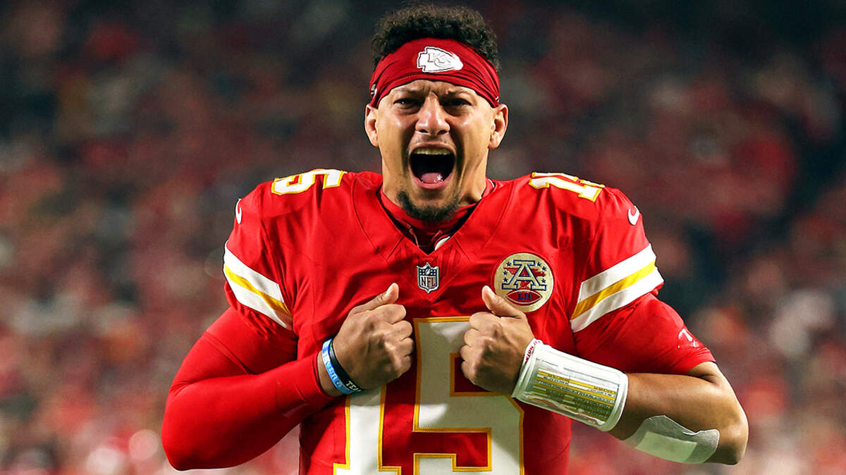 KANSAS CITY, MISSOURI - OCTOBER 27: Patrick Mahomes #15 of the Kansas City Chiefs energizes the crowd prior to the game against the Washington Commanders at Arrowhead Stadium on October 27, 2025 in Kansas City, Missouri. (Photo by Jamie Squire/Getty Images)