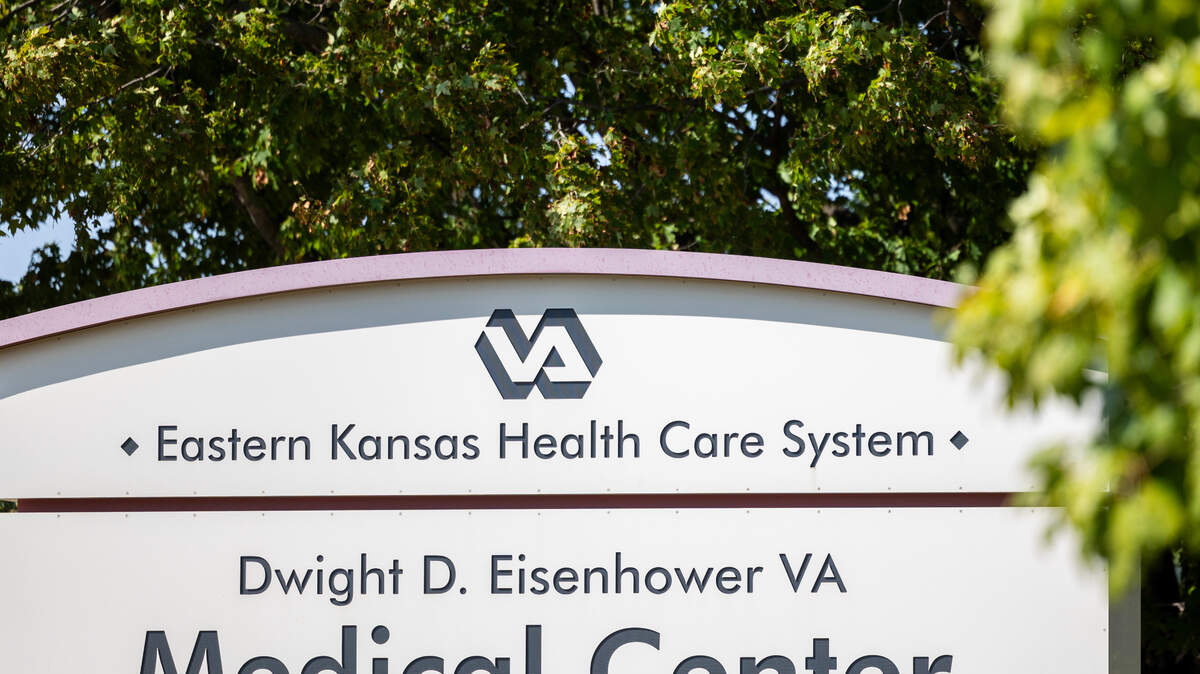 Federal investigators concluded lax security allowed a suspended Veterans Affairs police officer to access a secured area at the department’s Leavenworth campus  and steal the gun he used to kill his wife, 12-year-old son and himself.