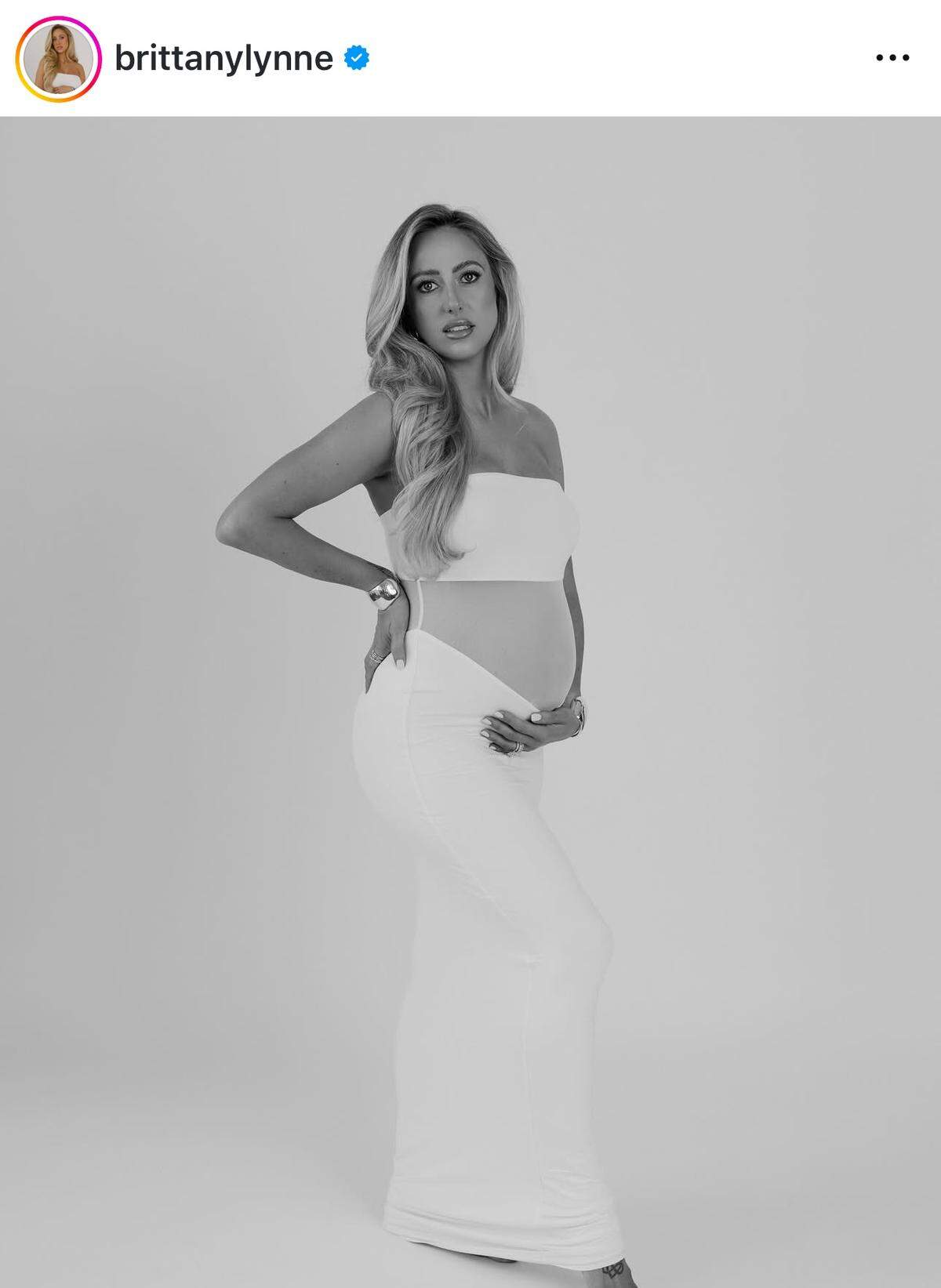 Head-to-toe pregnancy glamour.