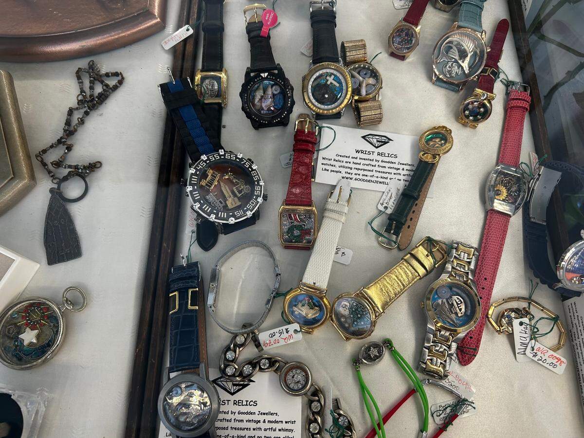 The shop specialized in the sale and repair of custom watches and jewelry.
