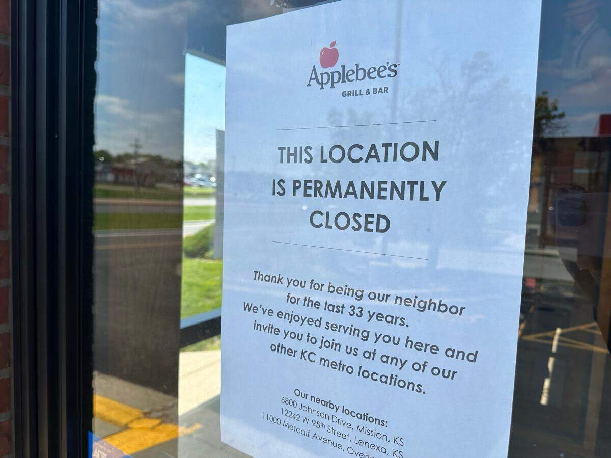 A sign on the door of the former Shawnee Applebee’s.