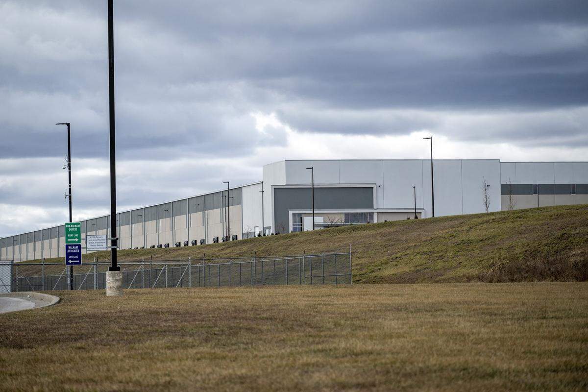 The back of a warehouse facility at 14901 Botts Road is pictured Jan. 16, 2026, in Kansas City.