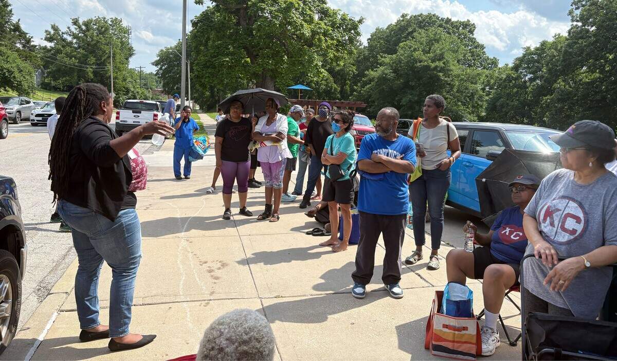 Alana Henry, left, speaks to residents waiting in line to access the Ivanhoe Neighborhood Council’s food pantry on Thursday, June 4, 2026.