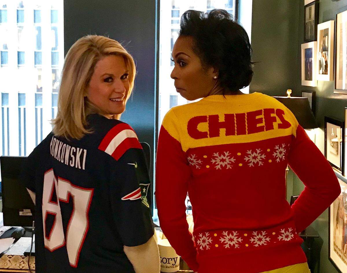 Back in January 2019, Fox News hosts Martha MacCallum, left, and Harris Faulkner showed which team they’d be rooting for when the Chiefs played the New England Patriots in the AFC Championship Game.