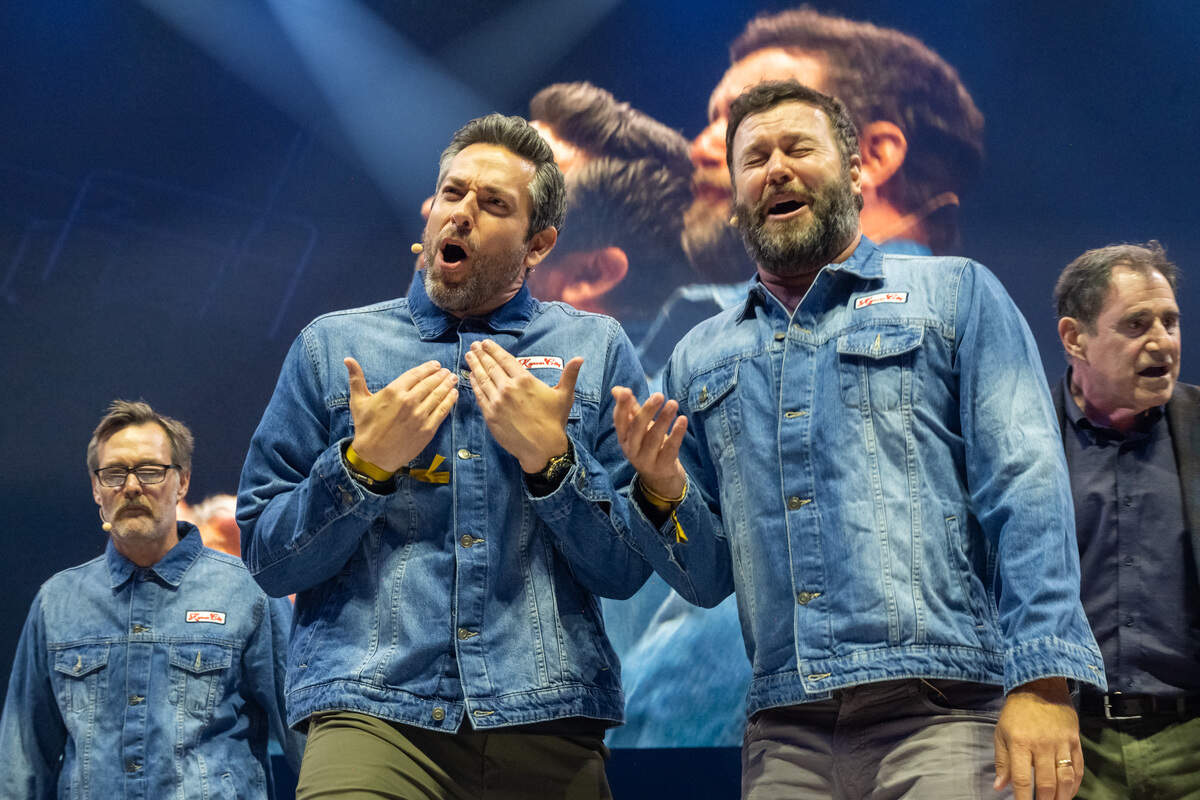 JT7_3870.jpg Aktor Taran Killam dan Zachary Levi bernyanyi sebagai bagian dari grup “The Big Slick Boys” di penggalangan dana Big Slick pada 30 Mei 2026, di T-Mobile Center.