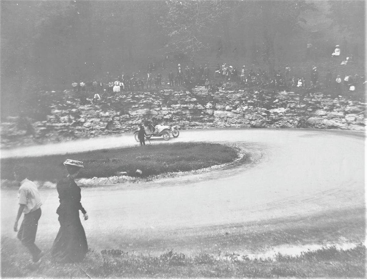 Onlookers watch as an automobile approaches a turn on Cliff Drive, 1905. 