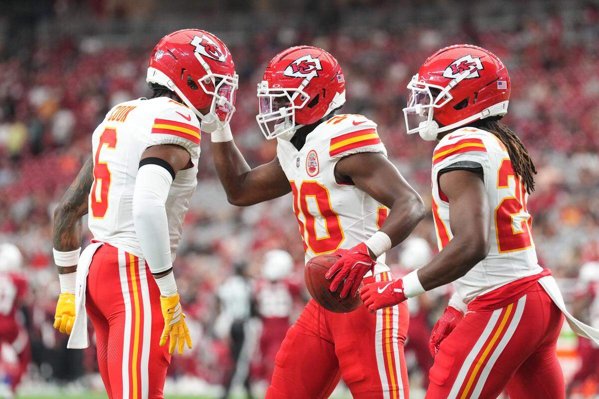 Kansas City Chiefs cornerback Christian Roland-Wallace (30) celebrates a fumble recovery during the first half at State Farm Stadium on Aug. 9, 2025.