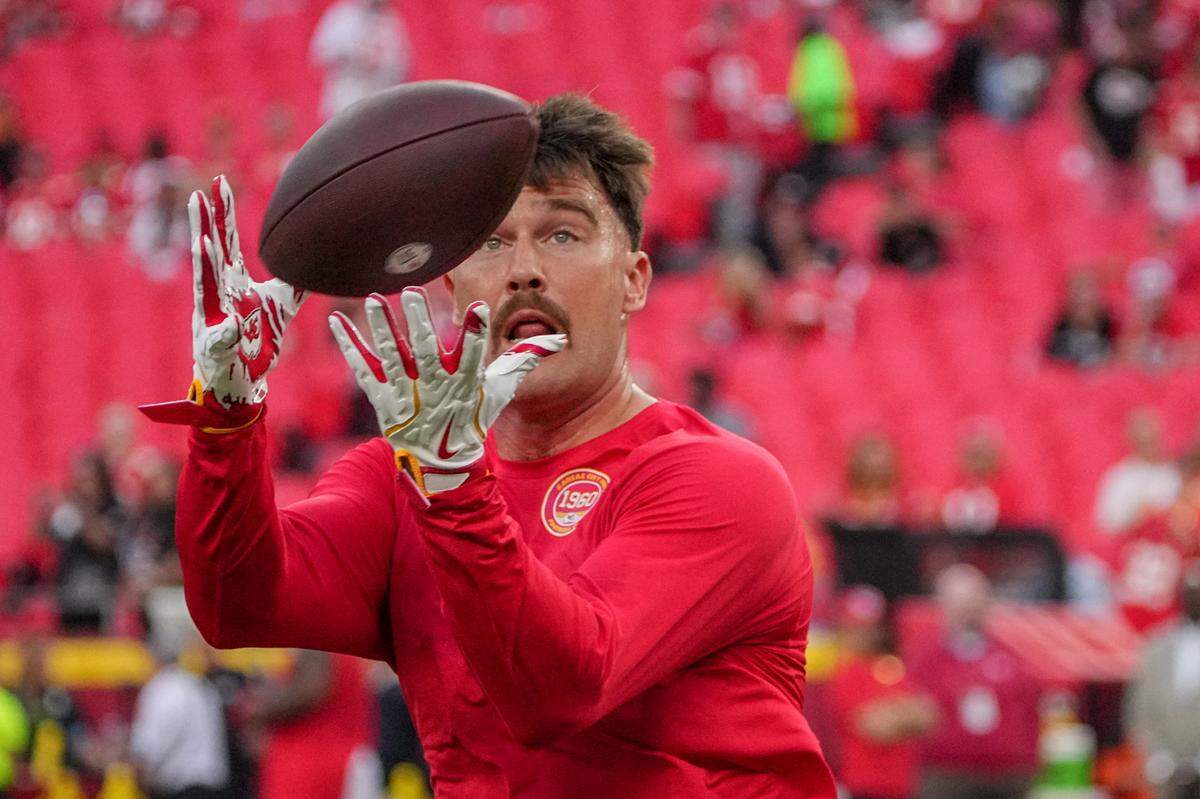Kansas City Chiefs tight end Travis Kelce (87) catches a pass against the Baltimore Ravens during warm ups at GEHA Field at Arrowhead Stadium.