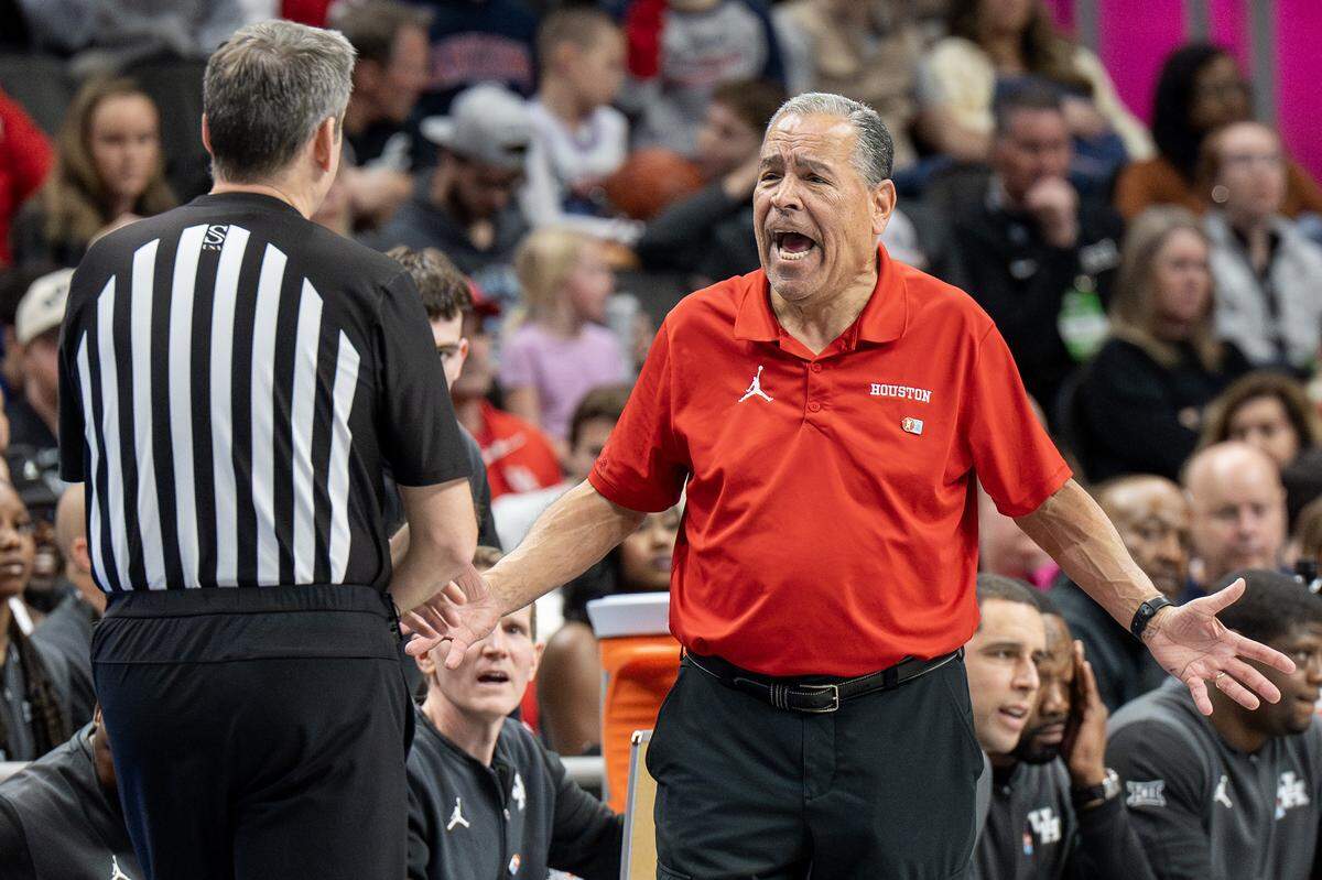 Houston Cougars head coach Kelvin Sampson speaks with the referee during the second half of the Big 12 Men's Basketball Tournament Championship game against the Arizona Wildcats at T-Mobile Center on Saturday, March 14, 2026, in Kansas City.