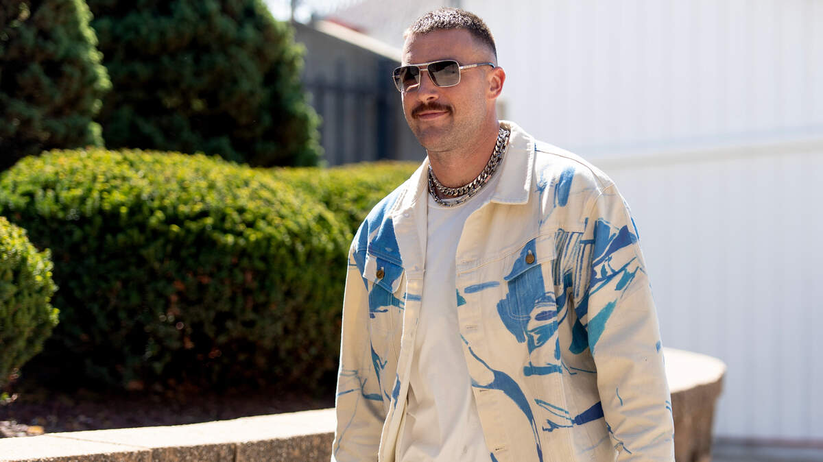 Taylor Swift fans considered Travis Kelce’s pre-game suit a clue that Taylor Swift was at the game.