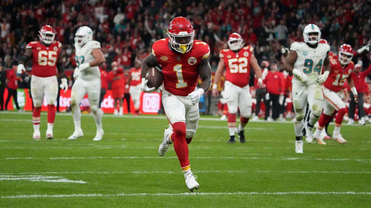 Chiefs running back Jerick McKinnon runs in for a 17-yard touchdown after catching a pass from Patrick Mahomes during Sunday’s game against the Miami Dolphins in Frankfurt, Germany.