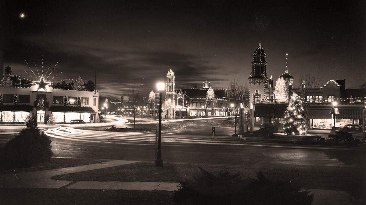 Who doesn’t enjoy the annual Thanksgiving evening lighting ceremony?