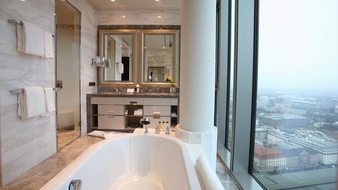 A tidy and clean bathroom.