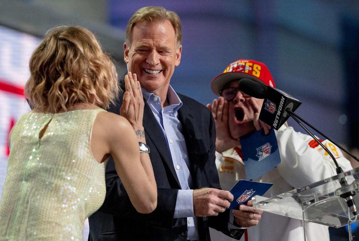 Actress Heidi Gardner, left, and actor Eric Stonestreet boo NFL Commissioner Roger Goodell during the NFL Draft outside of Union Station on Thursday, April 27, 2023, in Kansas City.