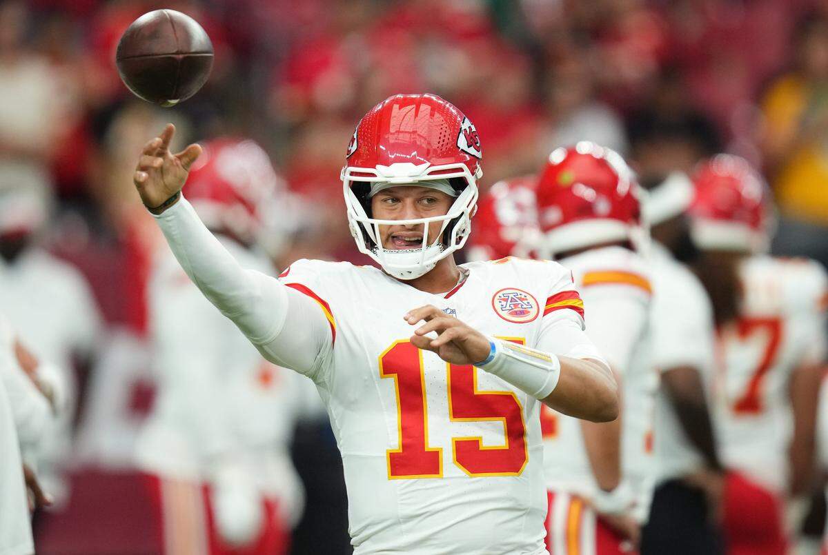 Aug 9, 2025; Glendale, Ariz, U.S.; Kansas City Chiefs quarterback Patrick Mahomes (15) warms up before their preseason game against the Arizona Cardinals at State Farm Stadium on Aug. 9, 2025.