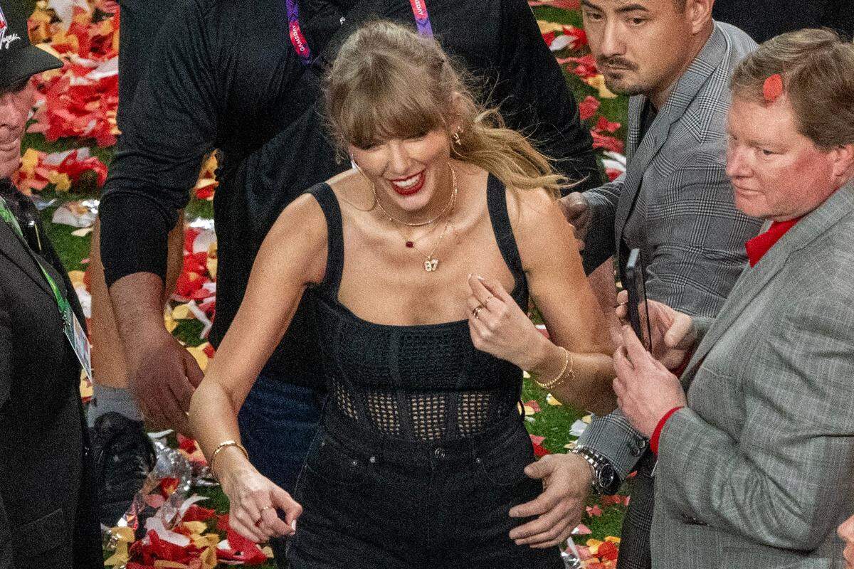 Taylor Swift layered up her necklaces, including a No. 87 pendant, and rings for the Super Bowl in Las Vegas.