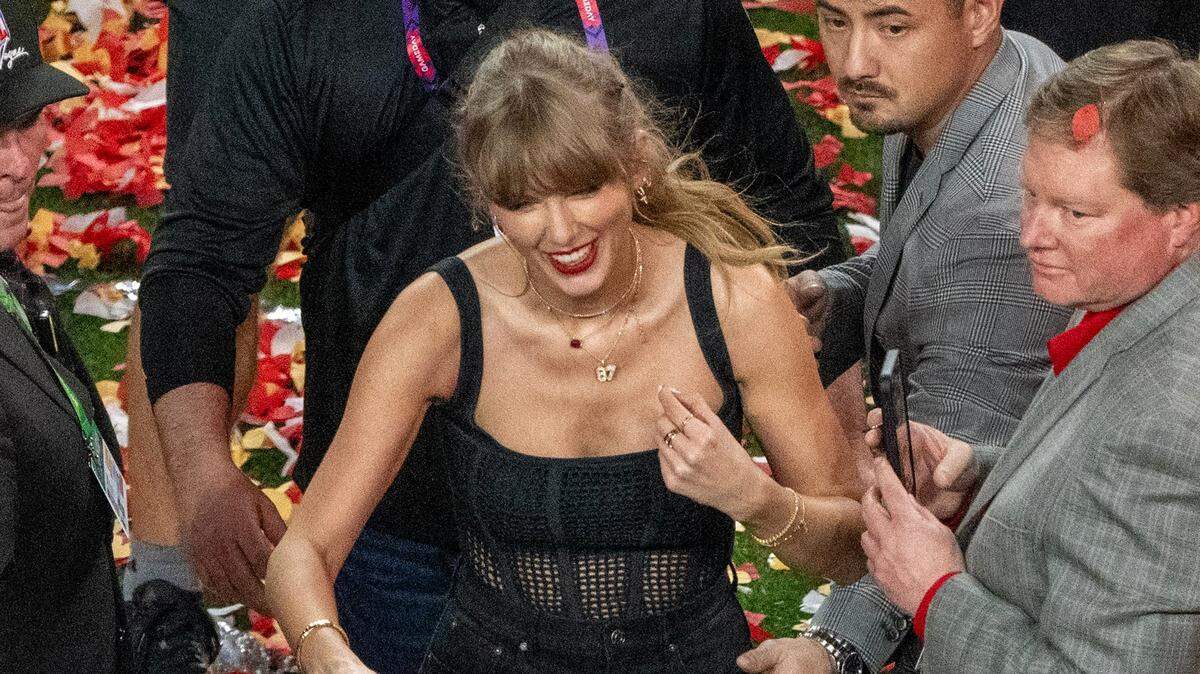 Pop star Taylor Swift layered up her necklaces, including a No. 87 pendant, and rings for the Super Bowl in Las Vegas on Sunday.