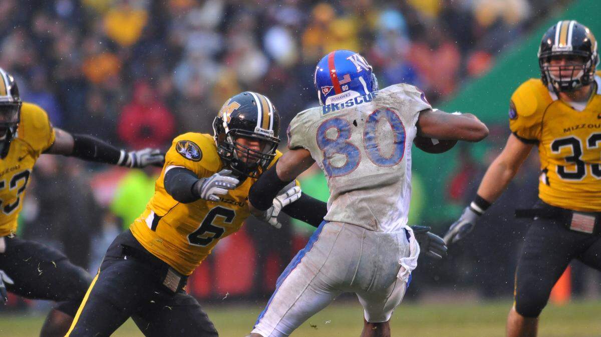 Kansas wide receiver Dezmon Briscoe (80) runs for yardage in the second half at Arrowhead Stadium in Kansas City on Nov. 29, 2008.