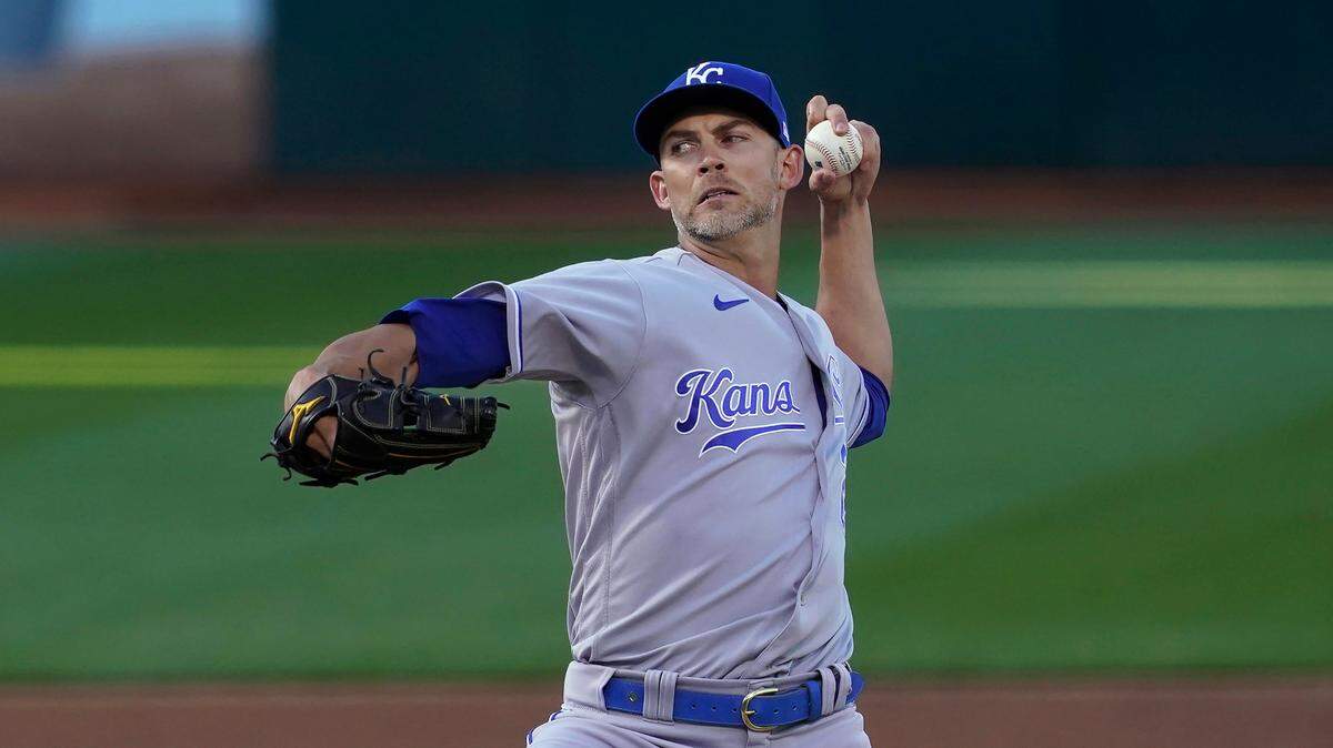 Kansas City Royals’ Mike Minor pitches against the Oakland Athletics during the first inning in Oakland, Calif., Thursday, June 10, 2021.