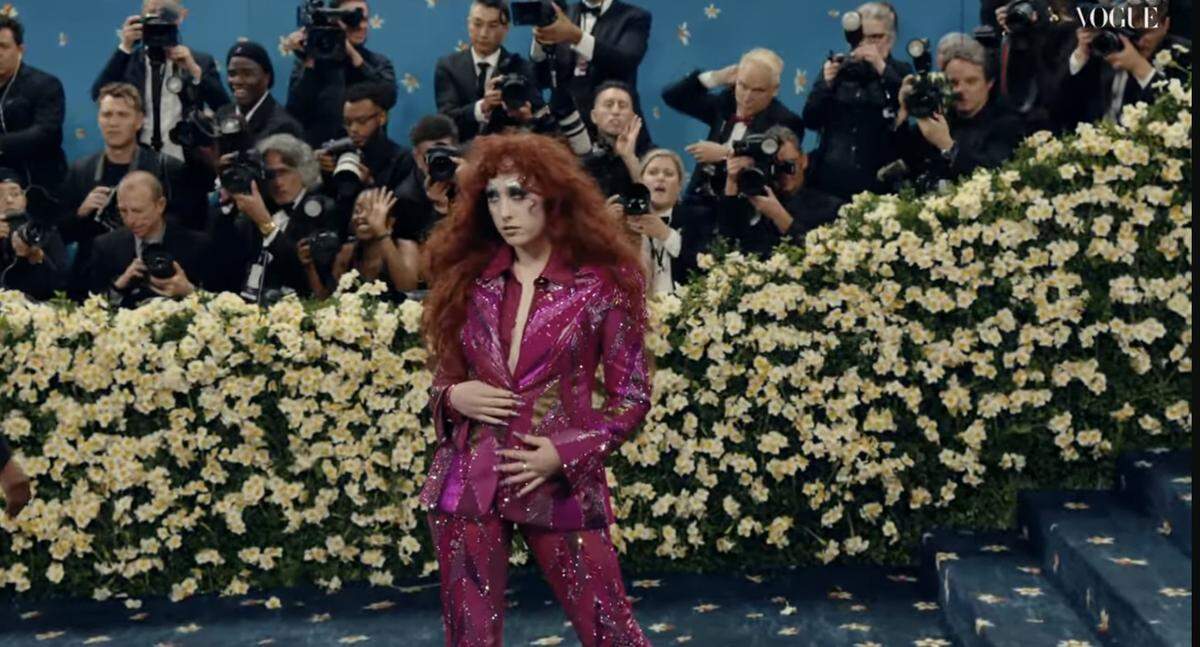 Missouri native and “Pink Pony Club” singer Chappell Roan wore pink in her debut on the blue carpet the Met Gala Monday night in New York City.