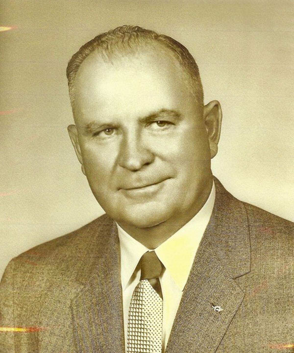 Leroy Cox, a local businessman and the first mayor of Raytown, sponsored the Raytown Piperettes with his wife, Alberta Smith Cox. Cox owned J.L. Cox & Son, a pipe stringing company, which gave the Piperettes their name.
