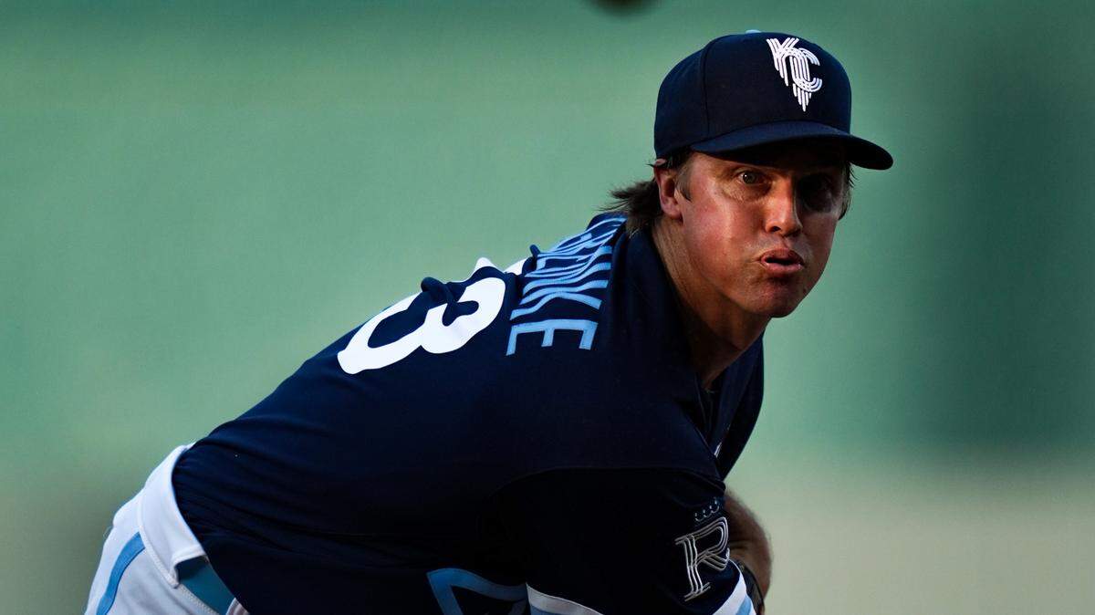 Kansas City Royals starting pitcher Zack Greinke (23) warms up before the first inning against the Boston Red Sox at Kauffman Stadium on Aug. 5, 2022.