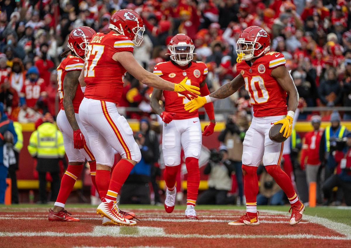 Kansas City Chiefs tight end Travis Kelce (87) congratulates Chiefs running back Isiah Pacheco (10) on a touchdown in the first half against the Cincinnati Bengals on Sunday, Dec. 31, 2023, at GEHA Field at Arrowhead Stadium.