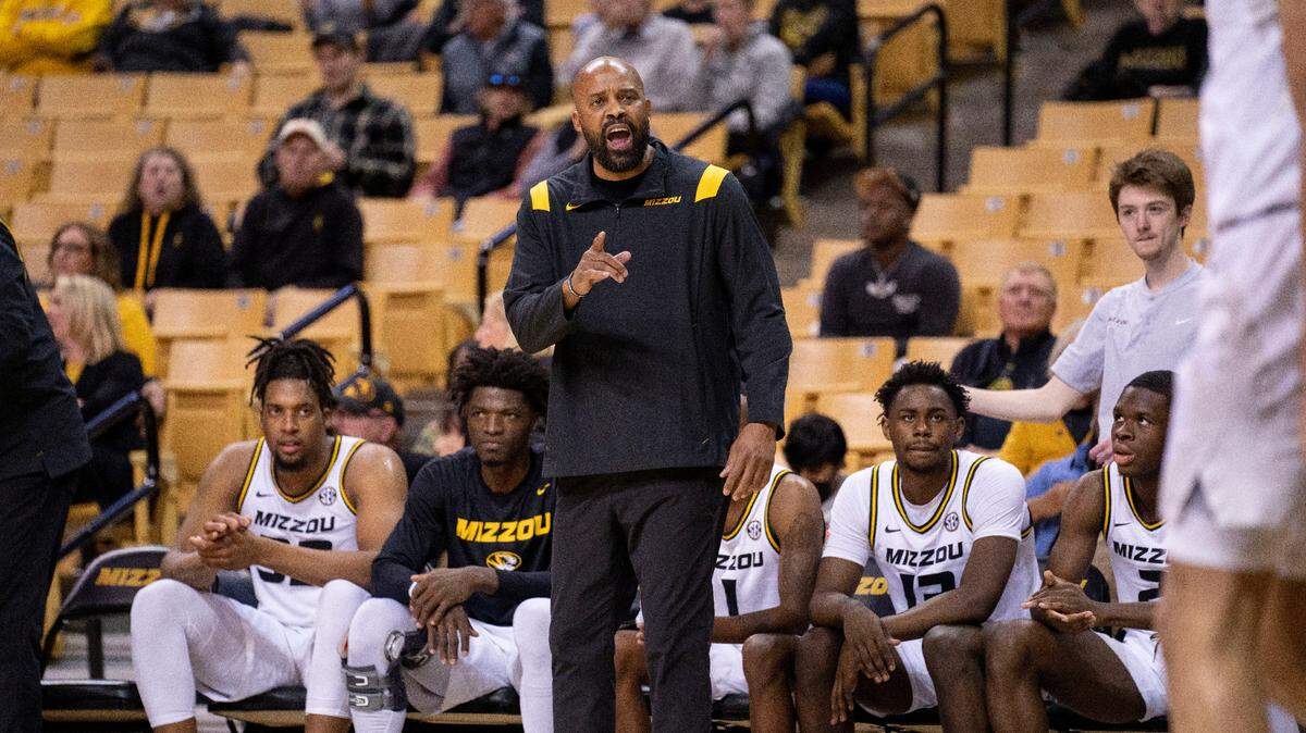 Missouri head coach Cuonzo Martin talks to his team during the first half of an NCAA college basketball game against Utah Saturday, Dec. 18, 2021, in Columbia, Mo. (AP Photo/L.G. Patterson)