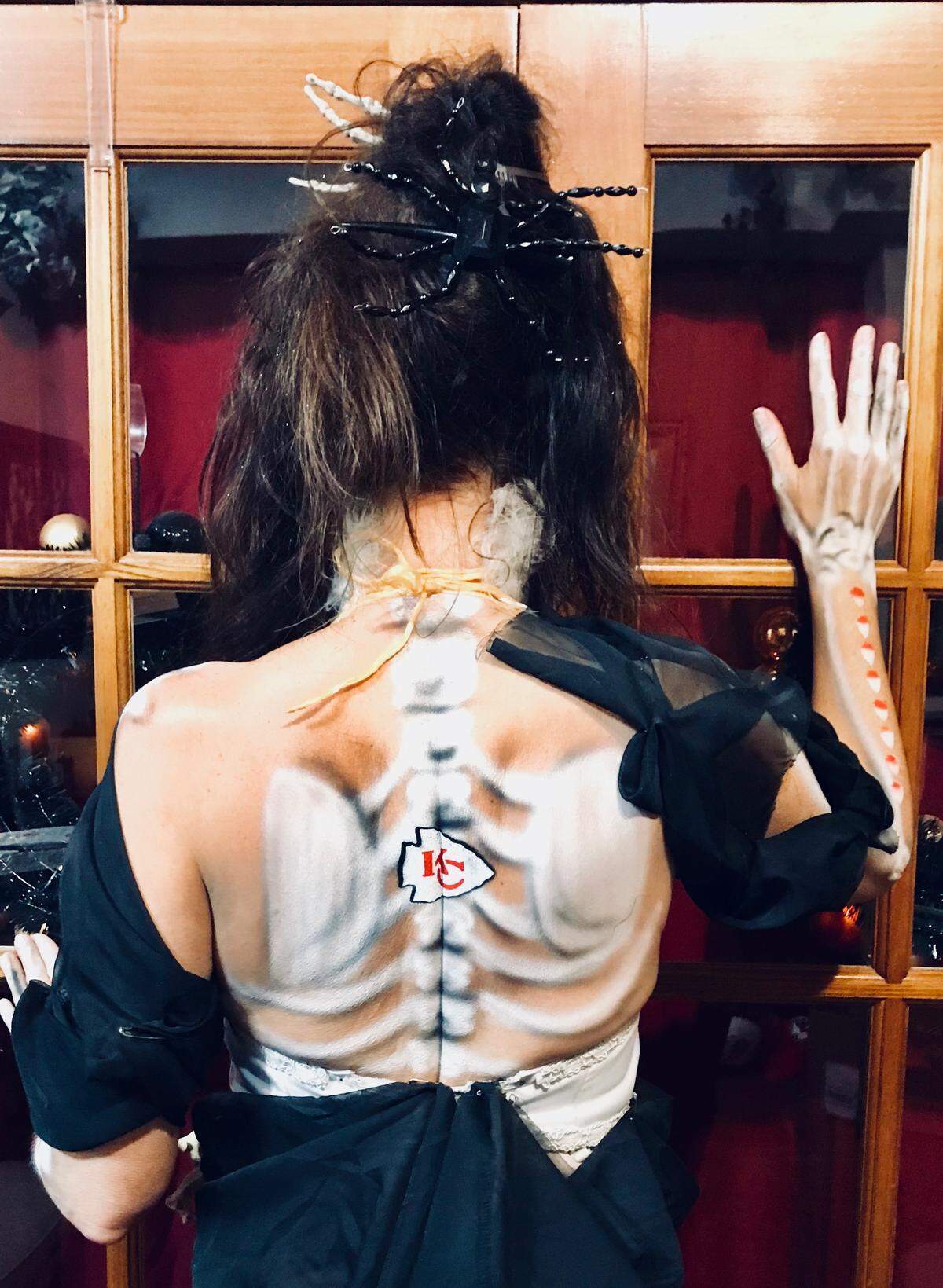 Amber Arnett-Bequeaith loves a good scare ... and the Chiefs.
