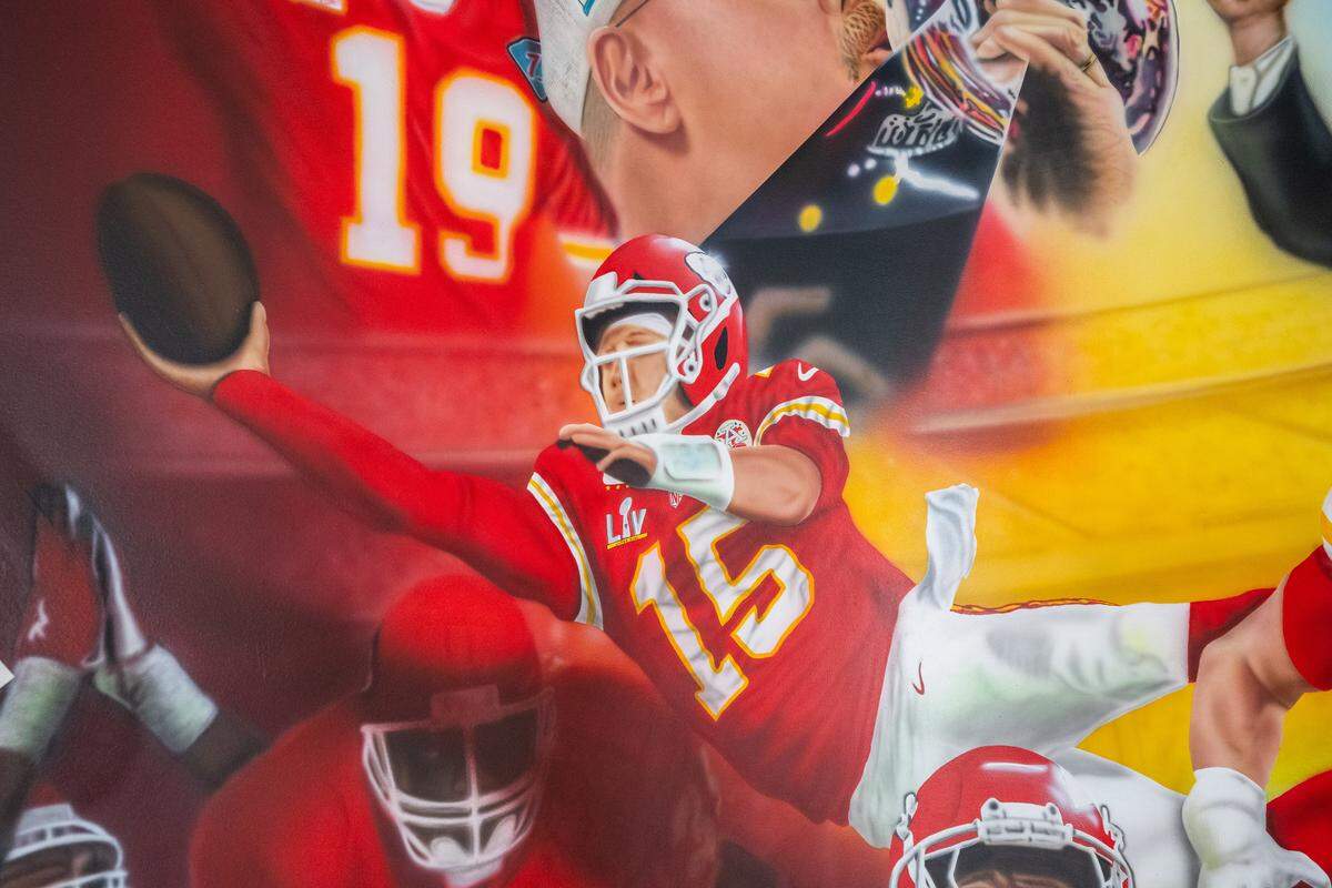 Greco wanted to show “magician” Patrick Mahomes throwing one of his iconic passes. The image of the quarterback suspended in the air became the centerpiece for the mural.