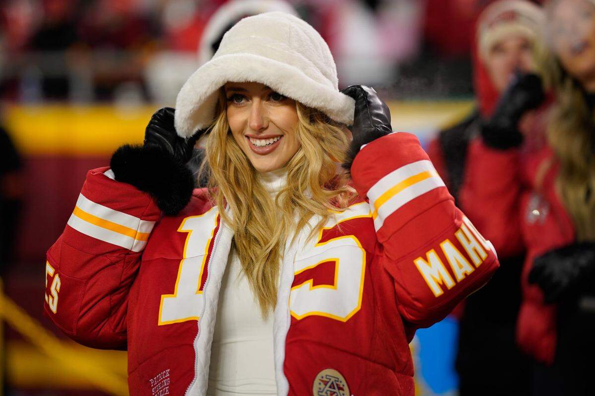 Brittany Mahomes in her custom Chiefs winter coat.