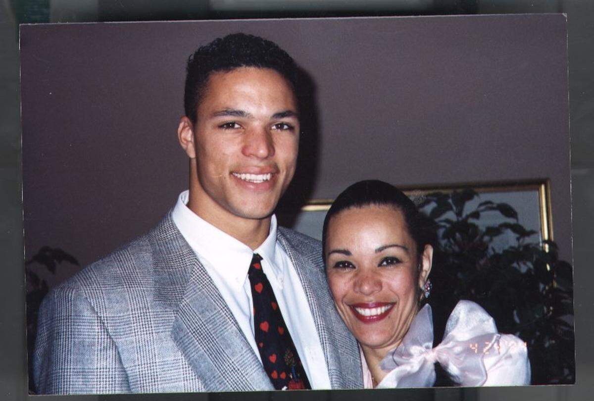 Tony Gonzalez with his mother, Judy, ikn 1997.