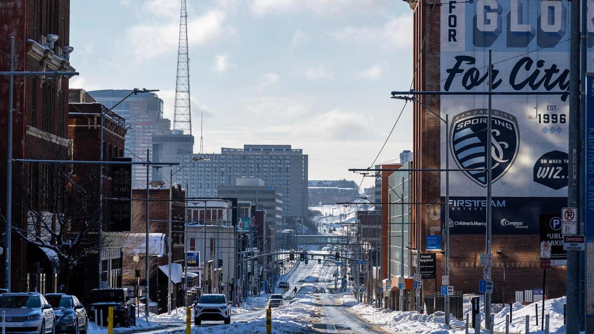 Fresh snow is seen along Main Street on Friday, Jan. 10, 2025, in downtown Kansas City.