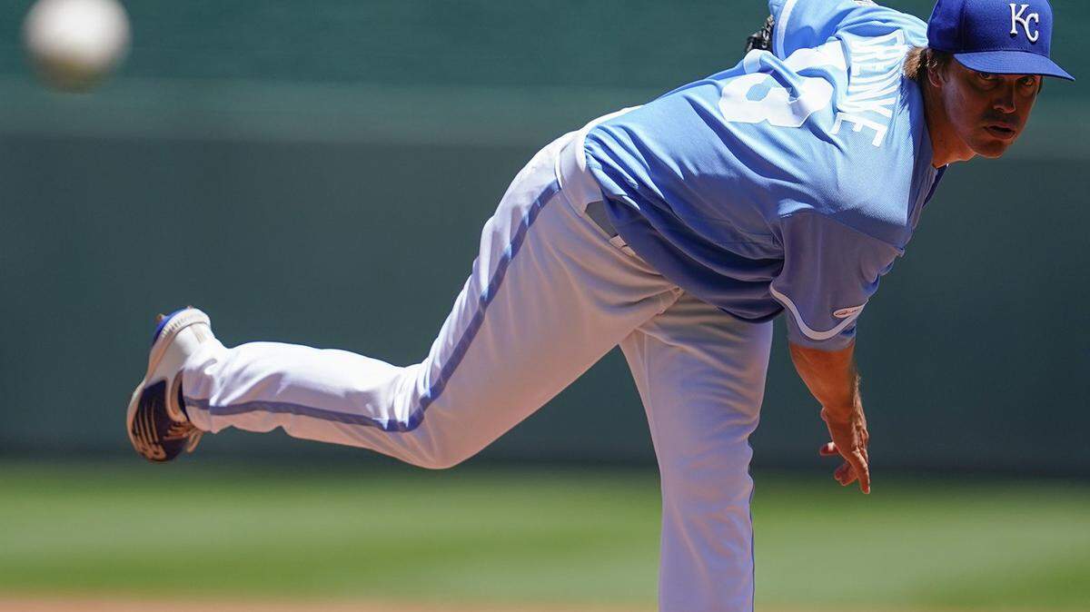 Royals pitcher Zack Greinke turned in his second straight winning decision on Wednesday, beating the Texas Rangers at Kauffman Stadium.