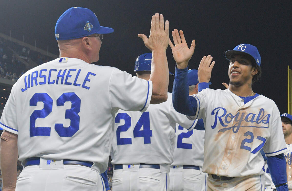 USATSI_11348213.jpg O shortstop do Kansas City Royals, Adalberto Mondesi (27), é parabenizado pelo técnico da terceira base Mike Jirschele (23) após a vitória sobre o Cleveland Indians e o Cleveland Indians no Kauffman Stadium em 29 de setembro de 2018.