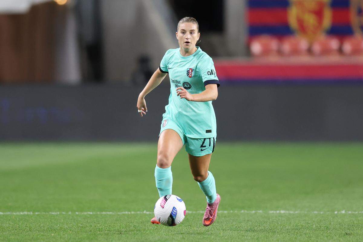 Aug 8, 2025; Sandy, Utah, USA; Kansas City Current forward Ally Sentnor (21) dribbles the ball against the Utah Royals FC during the second half at America First Field. Mandatory Credit: Rob Gray-Imagn Images