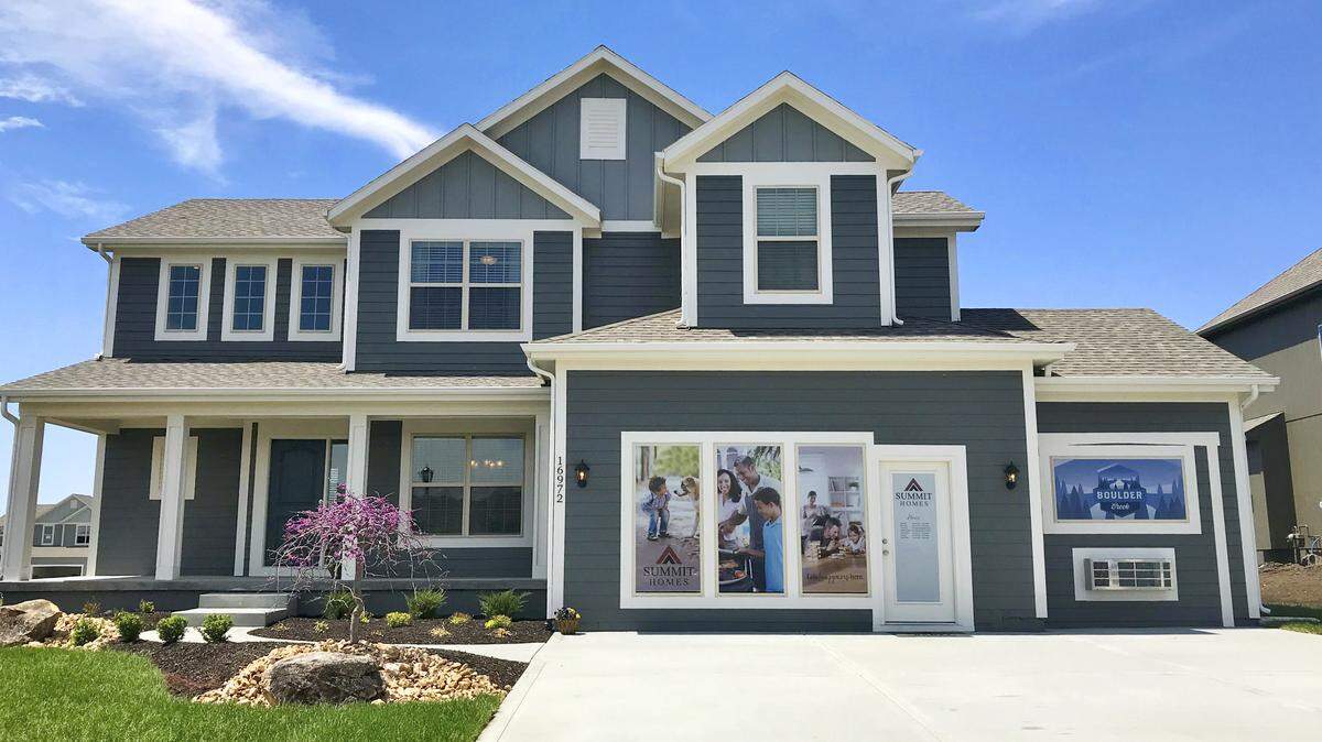 Summit Homes’ team of new home experts are available at Community Information Centers located throughout the metro. These highly-trained and knowledgeable community managers help families navigate their new home purchasing journey with ease. 