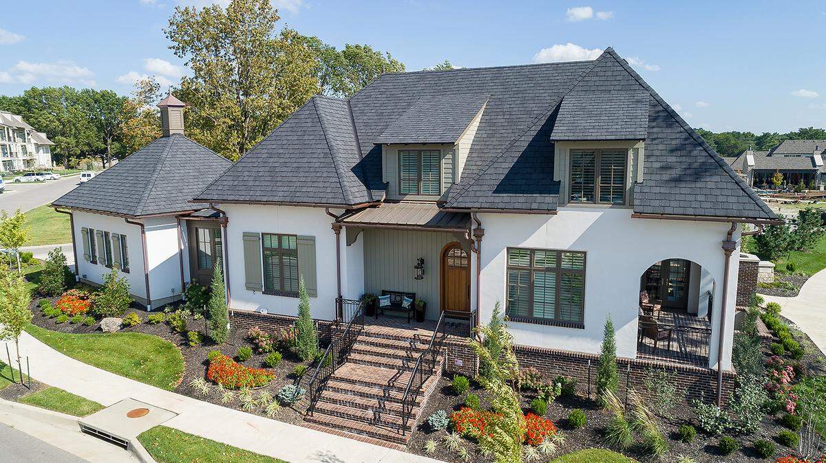 This show-stopping reverse 1½-story home, built by Koenig Building + Restoration, is featured in The Reserve at Meadowbrook Park during the Fall Parade of Homes.
