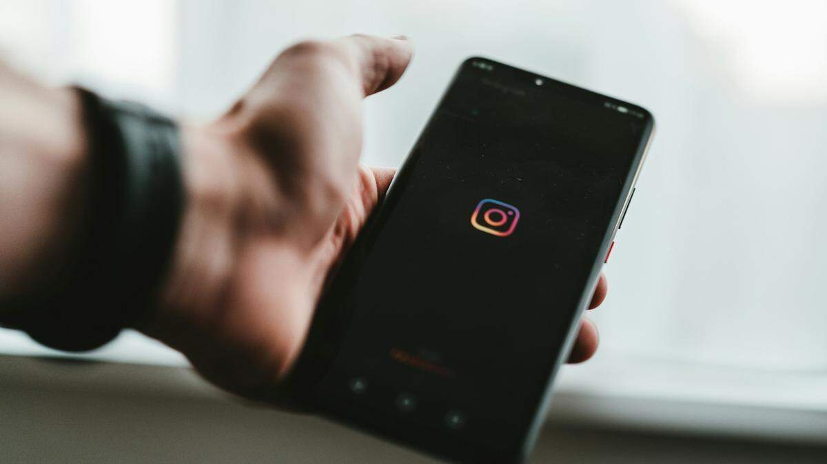 A man threatened to bomb an insurance company’s building in an Instagram video, Iowa police said.