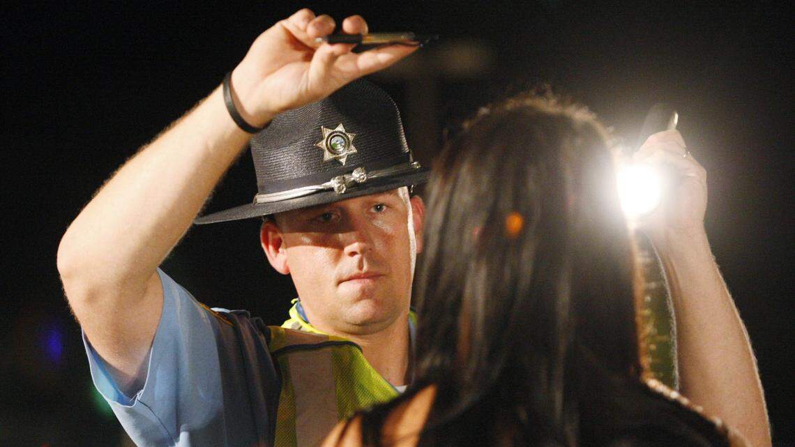 Un agente del Alguacil del Condado de Sedgwick, Kansas, realiza una prueba de alcoholemia a una persona que fue detenida en un control de DUI.