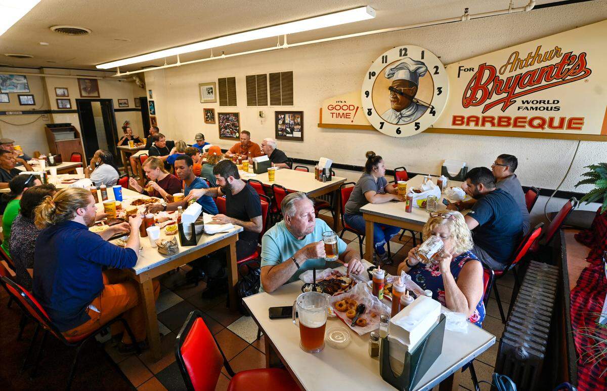On their way home to Tucson, Arizona, Steve and Pam Carlson, lower right, stopped at Arthur Bryant’s for barbecue. “It’s the first time I’ve been back here to eat in 40 years,” Steve Carlson said.